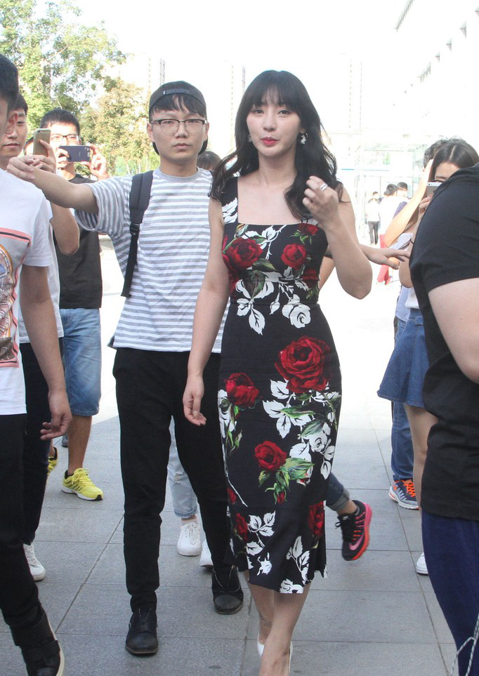 柳岩着花裙秀丰乳细腰获围堵跟拍一脸淡定[2]