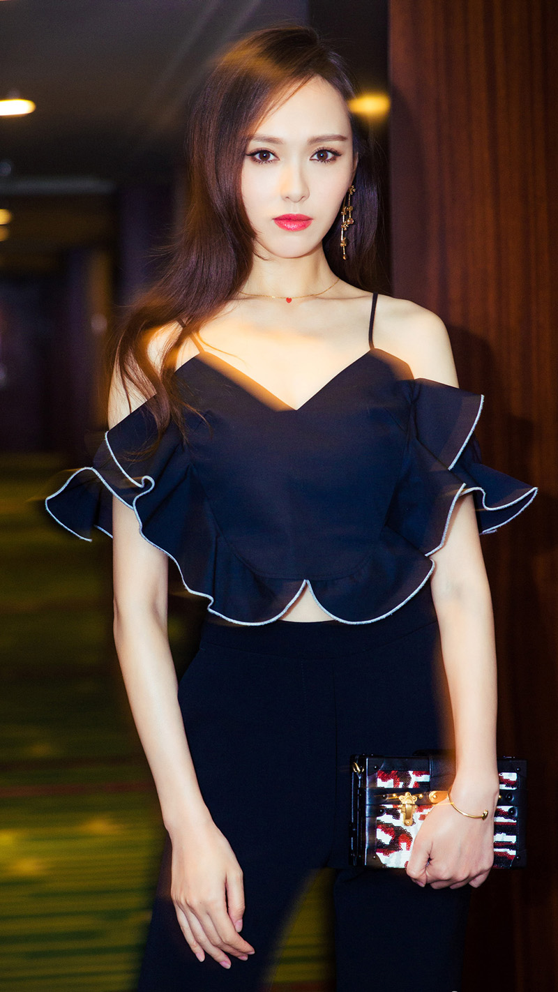 唐嫣气质美艳展现大长腿魅力