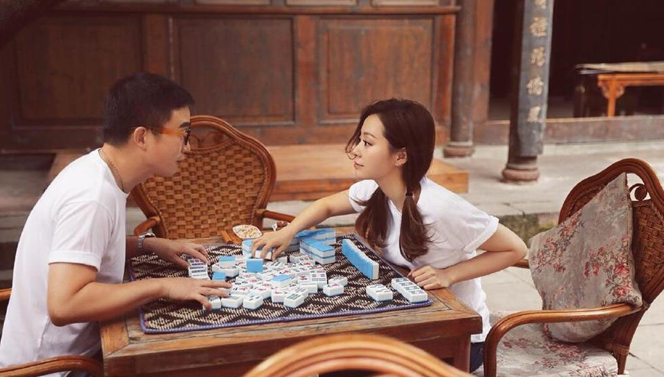 张靓颖冯轲婚纱照曝光吃串串香砌长城[5]