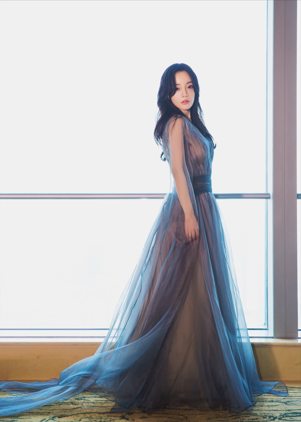 李小璐最新写真 一袭拖地纱裙衬出完美曲线[4]