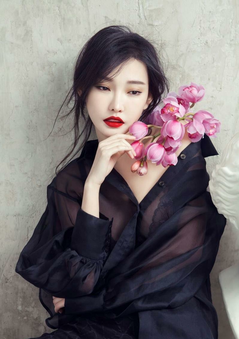 童菲烈焰红唇魅惑诱人写真 大秀白皙美背[5]