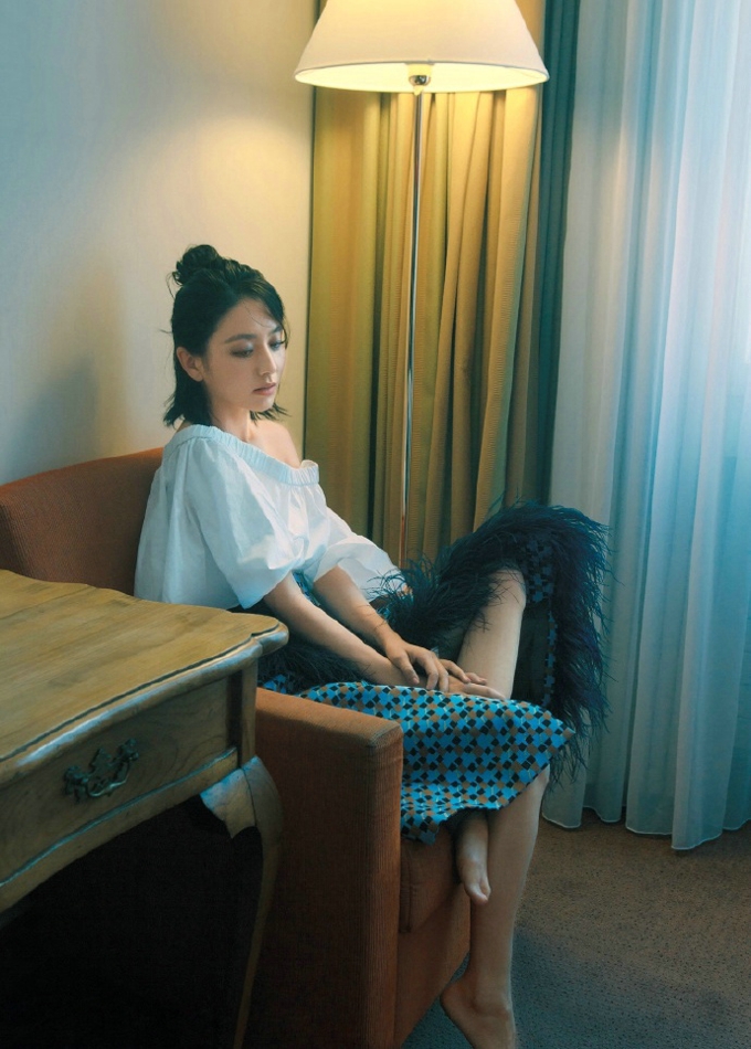辣妈佟丽娅时尚大片 半丸子头更显清新柔美 时尚优雅简约柔美[4]