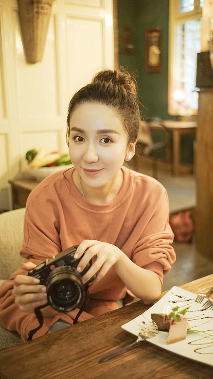 娄艺潇一组扎着丸子头 充满童趣画风的写真曝光[2]