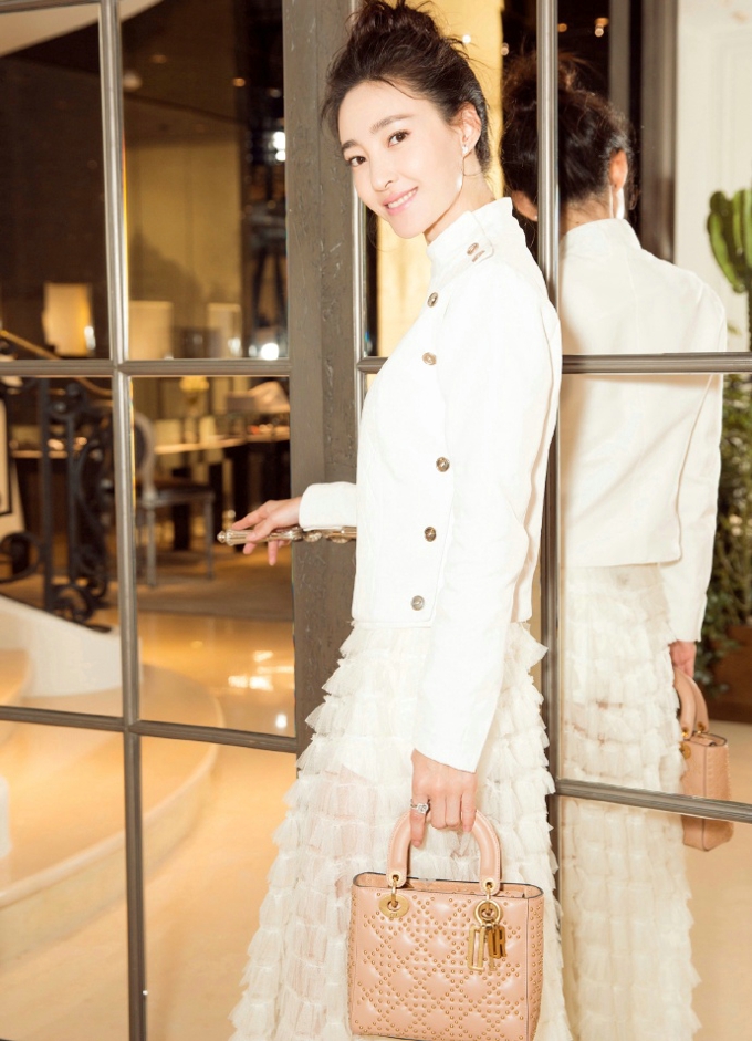 王丽坤时尚大片白色上衣搭配长裙 简单的丸子头看起来特别优雅淑女[5]