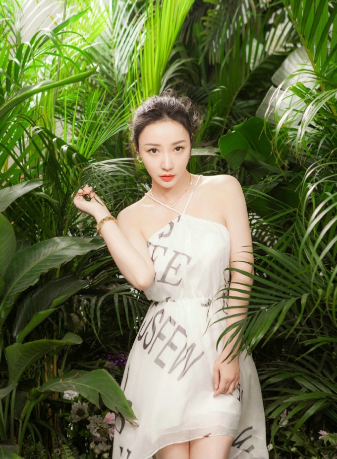 柳岩时尚画报 很清新脱俗的风格 清新中夹杂着一丝性感美的惊心动魄[8]