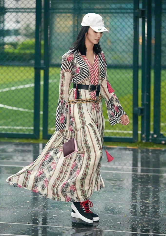 姚晨 曝光一组时尚街拍大片 驾驭多种不同风格的印花元素 演绎当代女性的多面魅力[5]