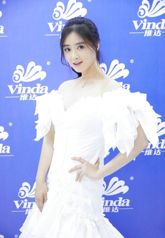 蒋欣出席某活动 身着白色拖地长裙身材曲线火辣[2]
