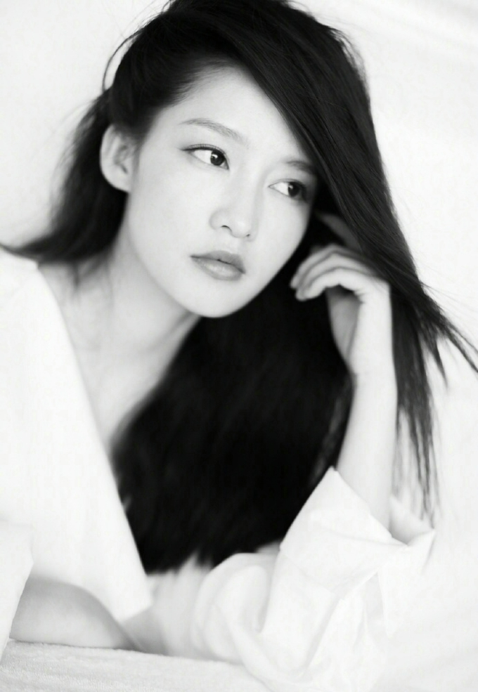 李沁黑白质感写真曝光 上演“慵懒撩”眼神清澈撩人 散落肩头的长发尽显慵懒惬意令人心动[3]