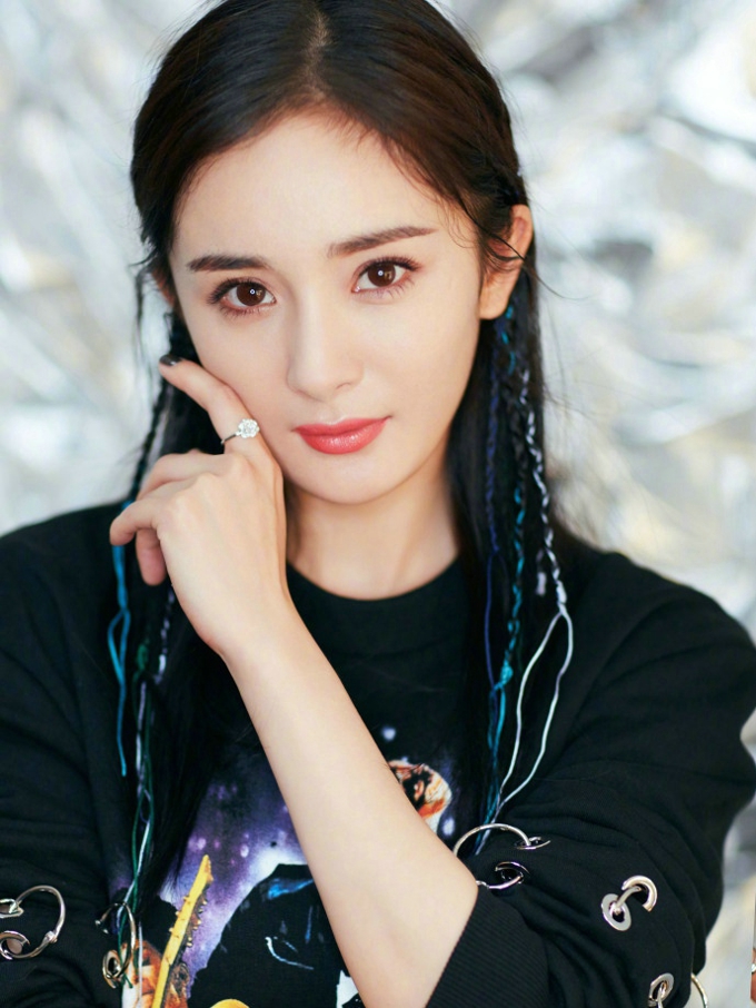 杨幂亮相某节目黑色皮裤变身酷girl[2]