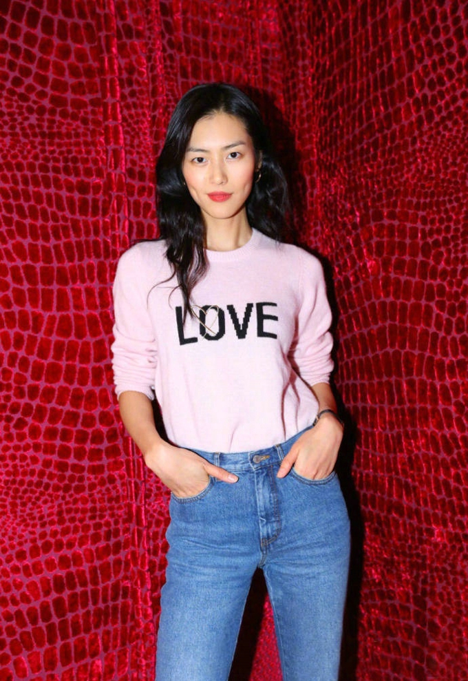 杨幂和刘雯演绎两种不同风格的“Love”字母印花毛衣[2]
