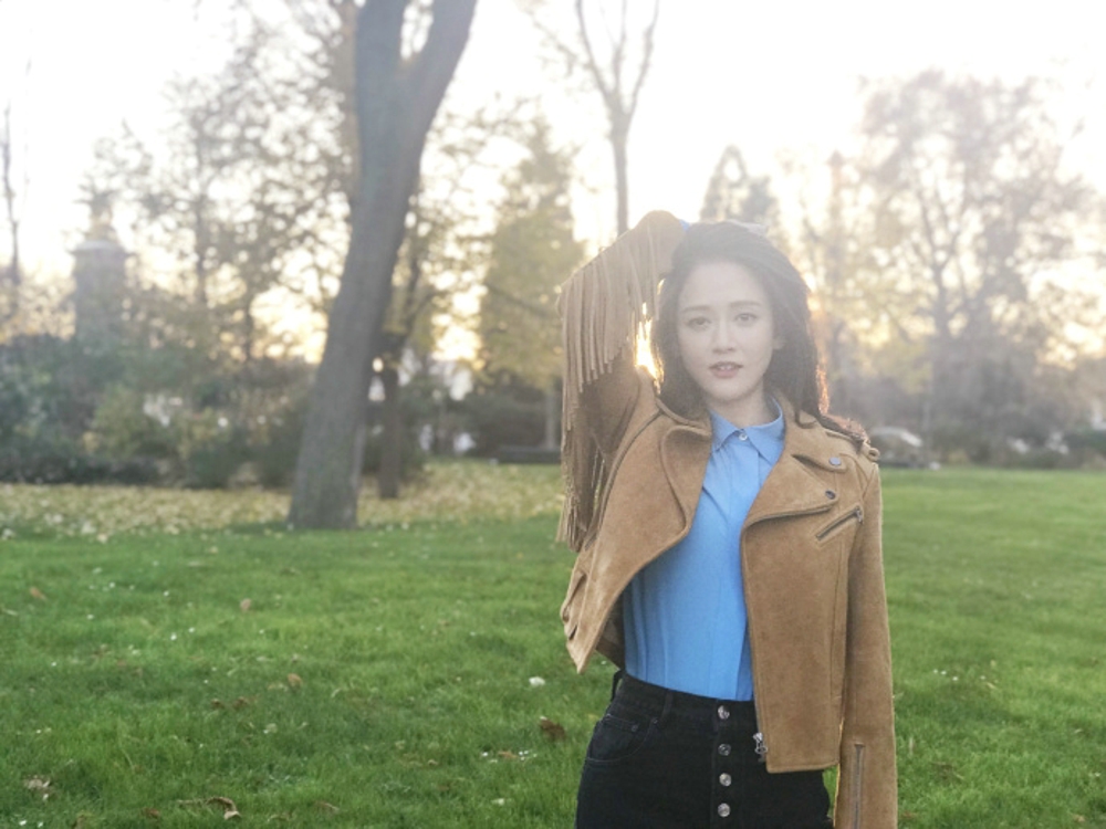 陈乔恩优雅干练知性风街拍写真[3]