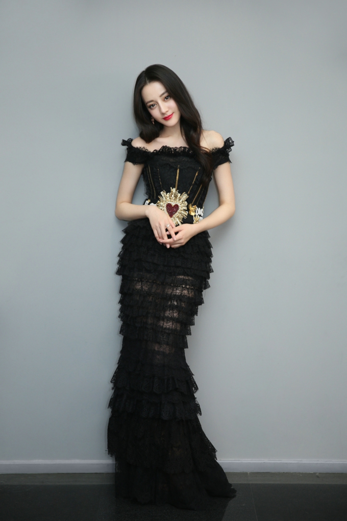 迪丽热巴露肩黑色礼服性感写真[5]