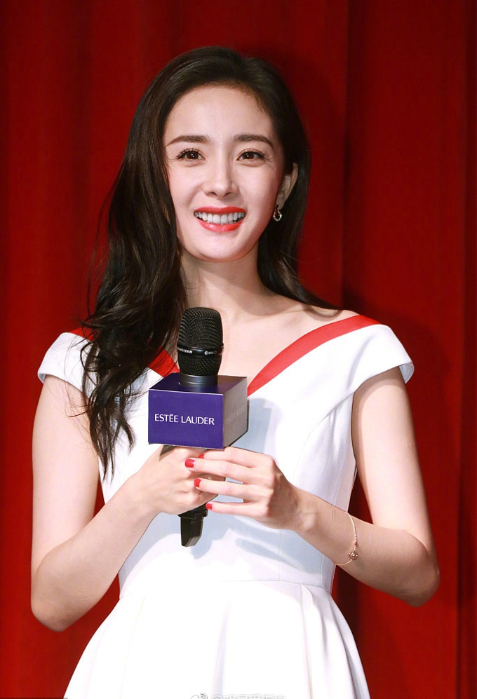 杨幂白色低胸连衣裙学院风性感写真[4]