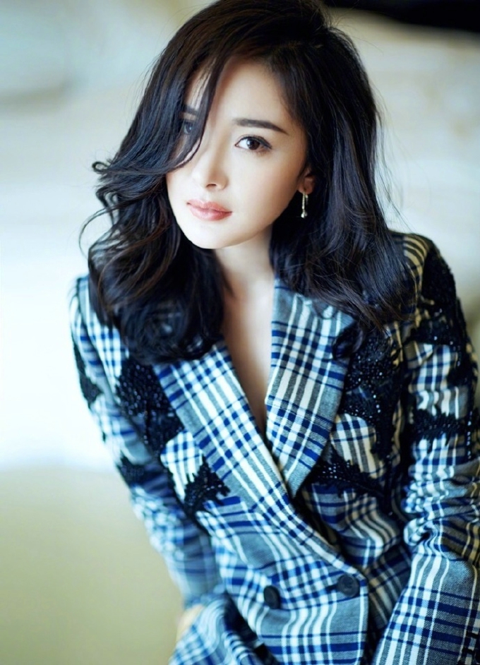 杨幂格子西装冷艳性感写真[6]