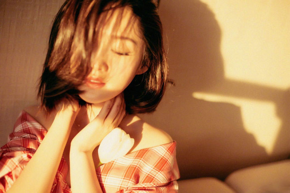 李沁小露香肩性感光影写真[3]